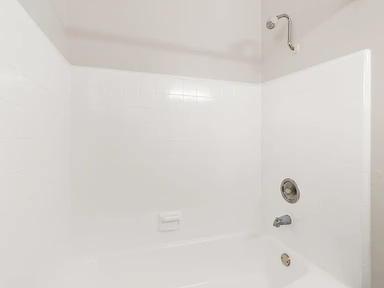 Linden Court Apartments — Photo 90