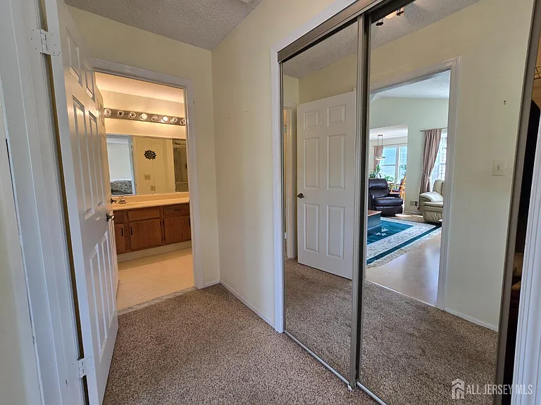 8 Glastonbury Dr — Photo 17