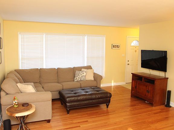 3rd image of 1915 E Elmwood Cir