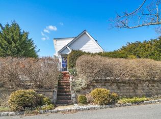 1 Harris Ct, Great Neck, NY 11021