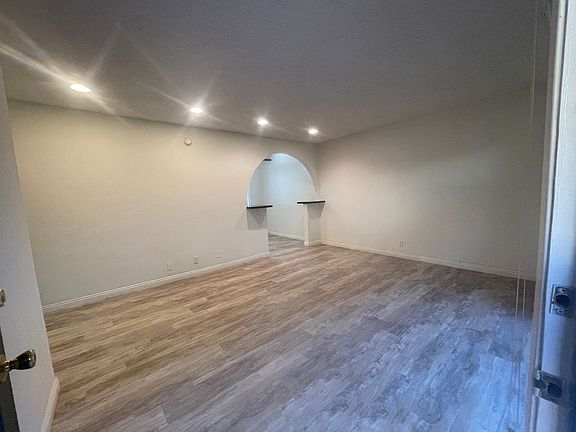 3rd image of 3729 Clarington Ave APT 6
