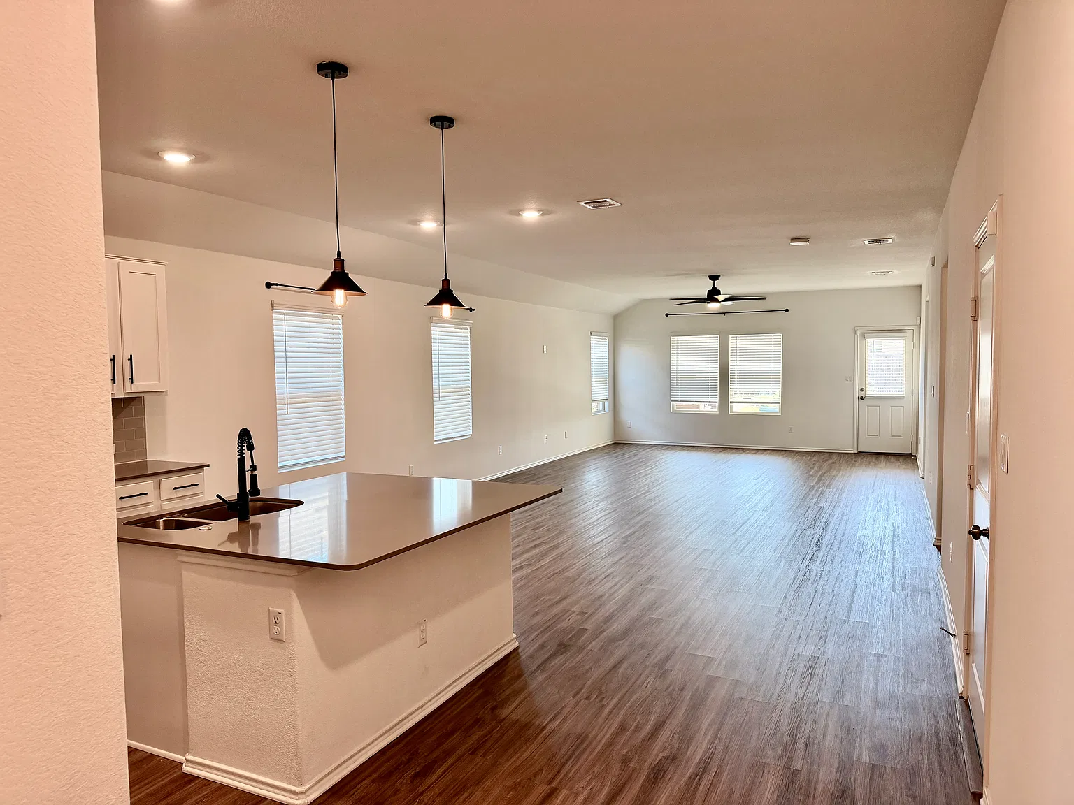 3 bed, 1964 sqft, $2,395 — Photo 4