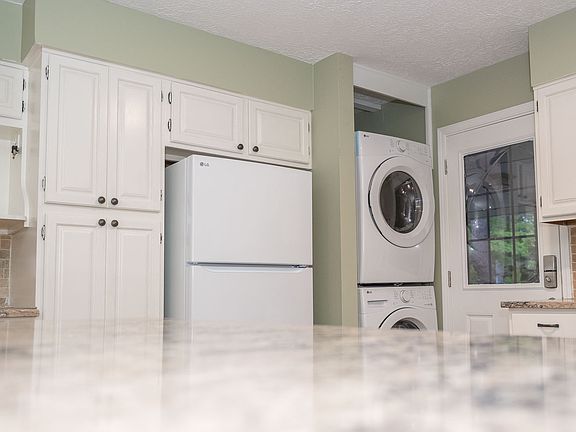2nd image of 2945 Harcourt Dr