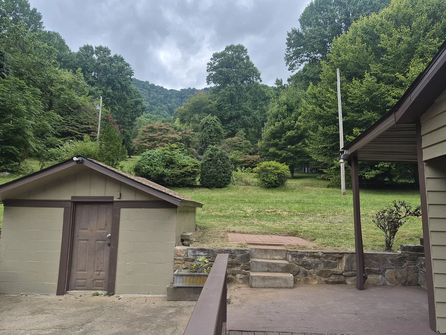 3 bed, 1.5 bath, 1650 sqft, $2,000 — Photo 3