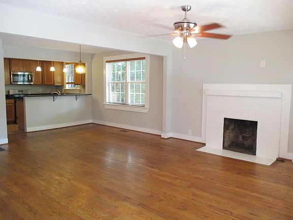 Open floor plan living room & kitchen