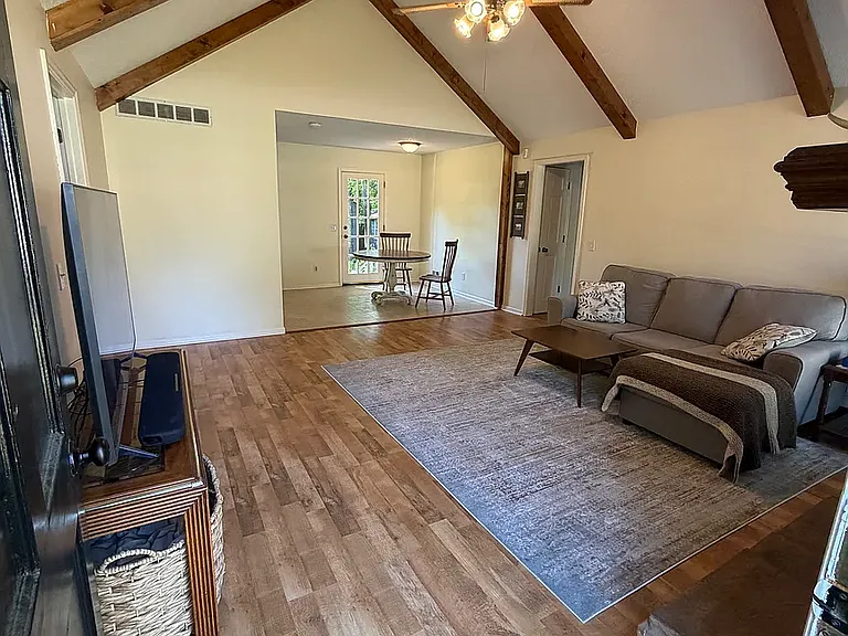 530 Chadford Rd — Photo 4