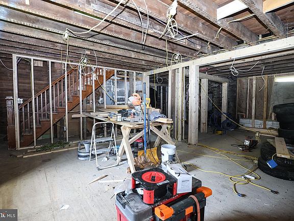 5th image of 152 W Railroad St