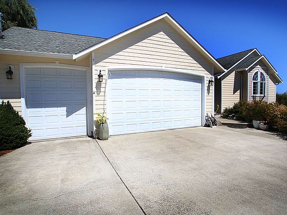 3 car garage with 10' doors