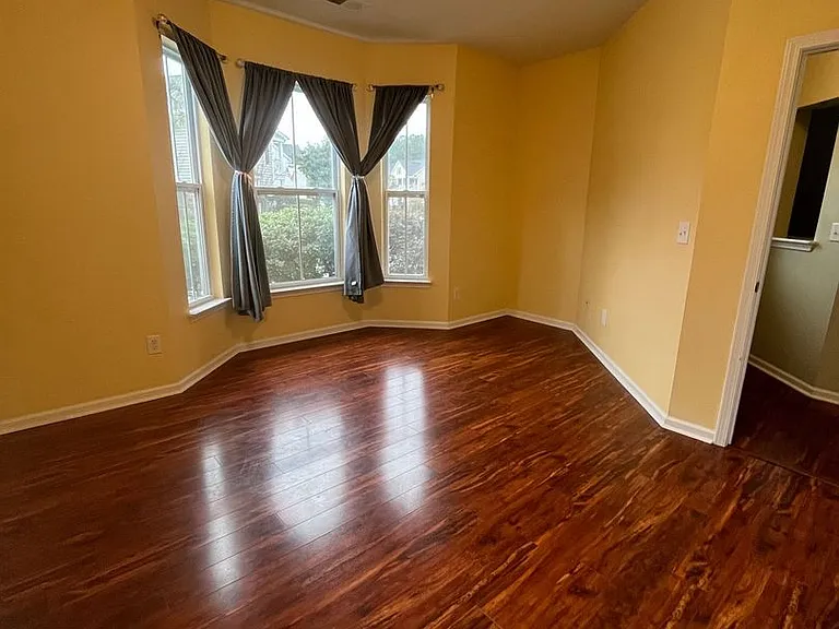 132 Avonshire Dr — Photo 3