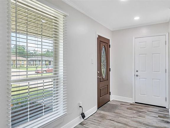 4th image of 227 Janet Dr