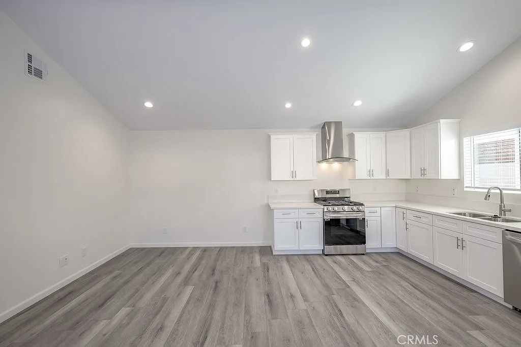 2 bed, 1000 sqft, $3,300 — Photo 4