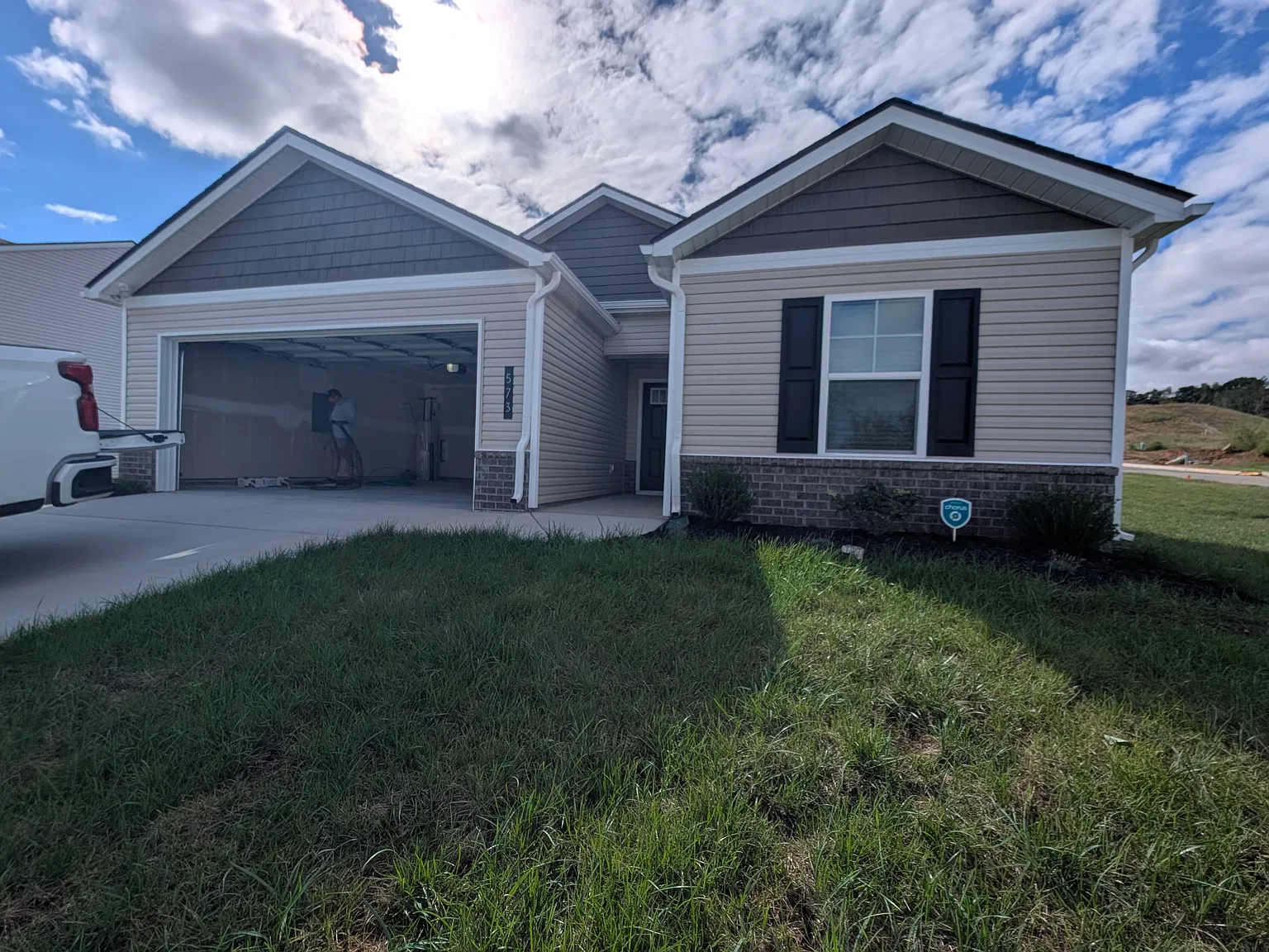 3 bed, 1343 sqft, $2,100 — Photo 2