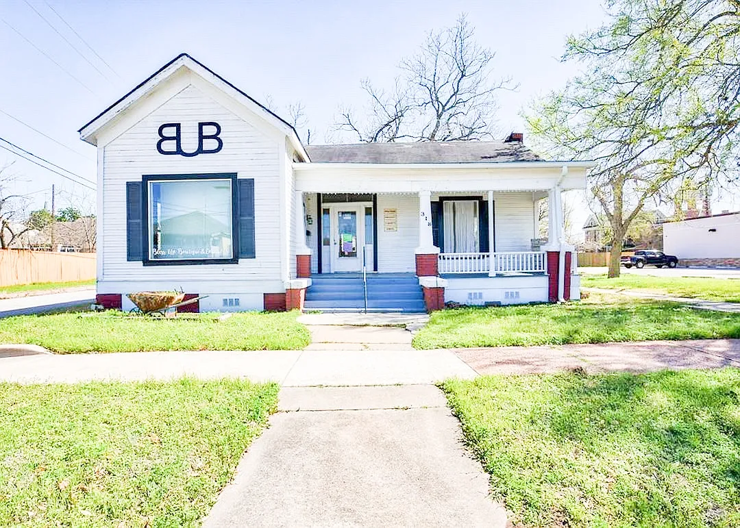 E Washington Ave, Navasota — Photo 1