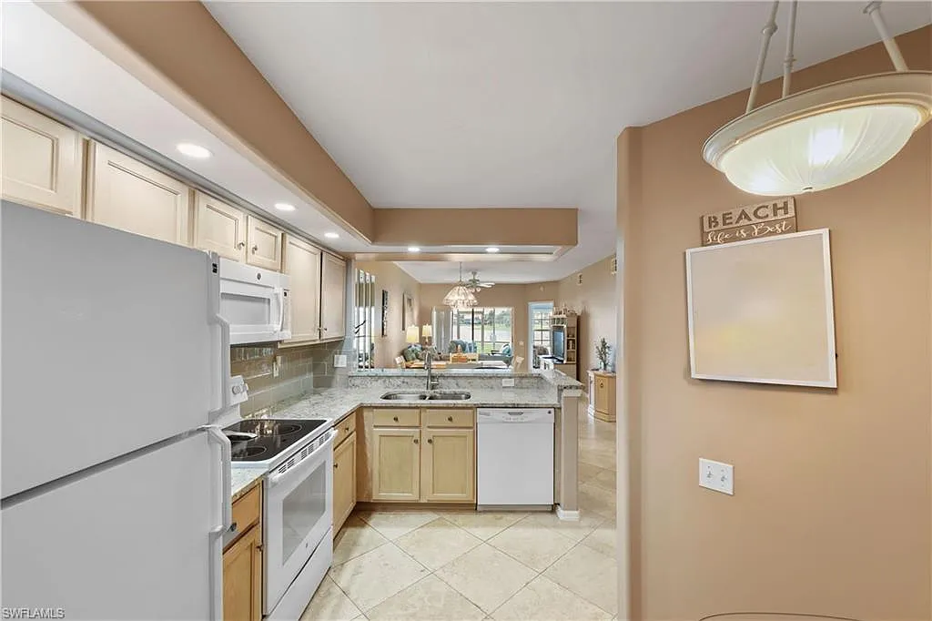 2 bed, 2.0 bath, 1076 sqft, $5,300 — Photo 3