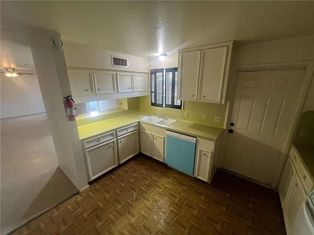 2 bed, 1.5 bath, 7733 sqft, $1,095 — Photo 3