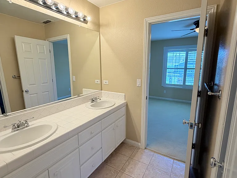128 Regent Dr — Photo 29
