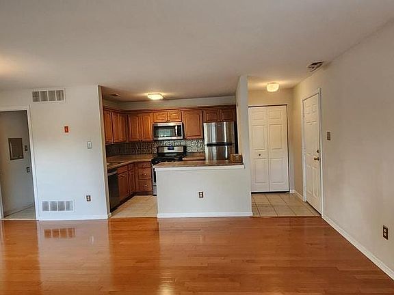 4th image of 701 Diamond Dr
