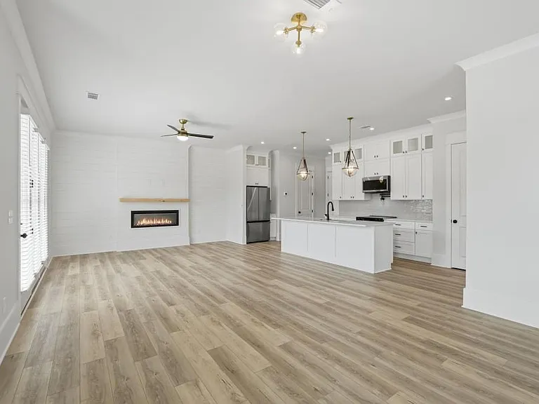 331 Orchid St — Photo 3