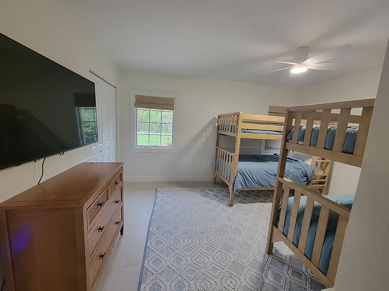 Guest bedroom/2 bunk beds