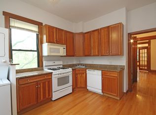 1100 W Wolfram St #2F, Chicago, IL 60657