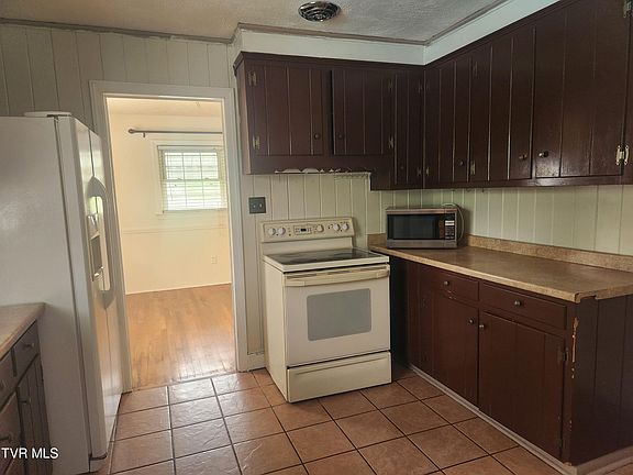 5th image of 321 Valley Dr