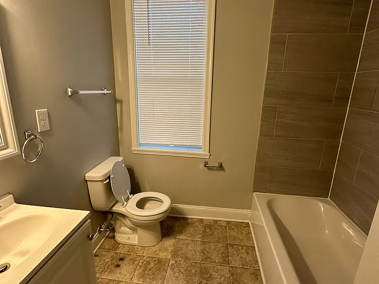 2508 E Madison St — Photo 11