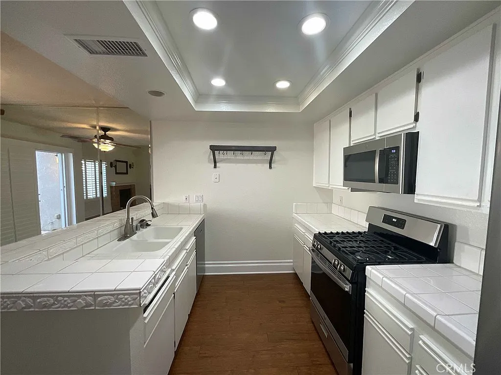 3 bed, 2.5 bath, 1281 sqft, $3,995 — Photo 3