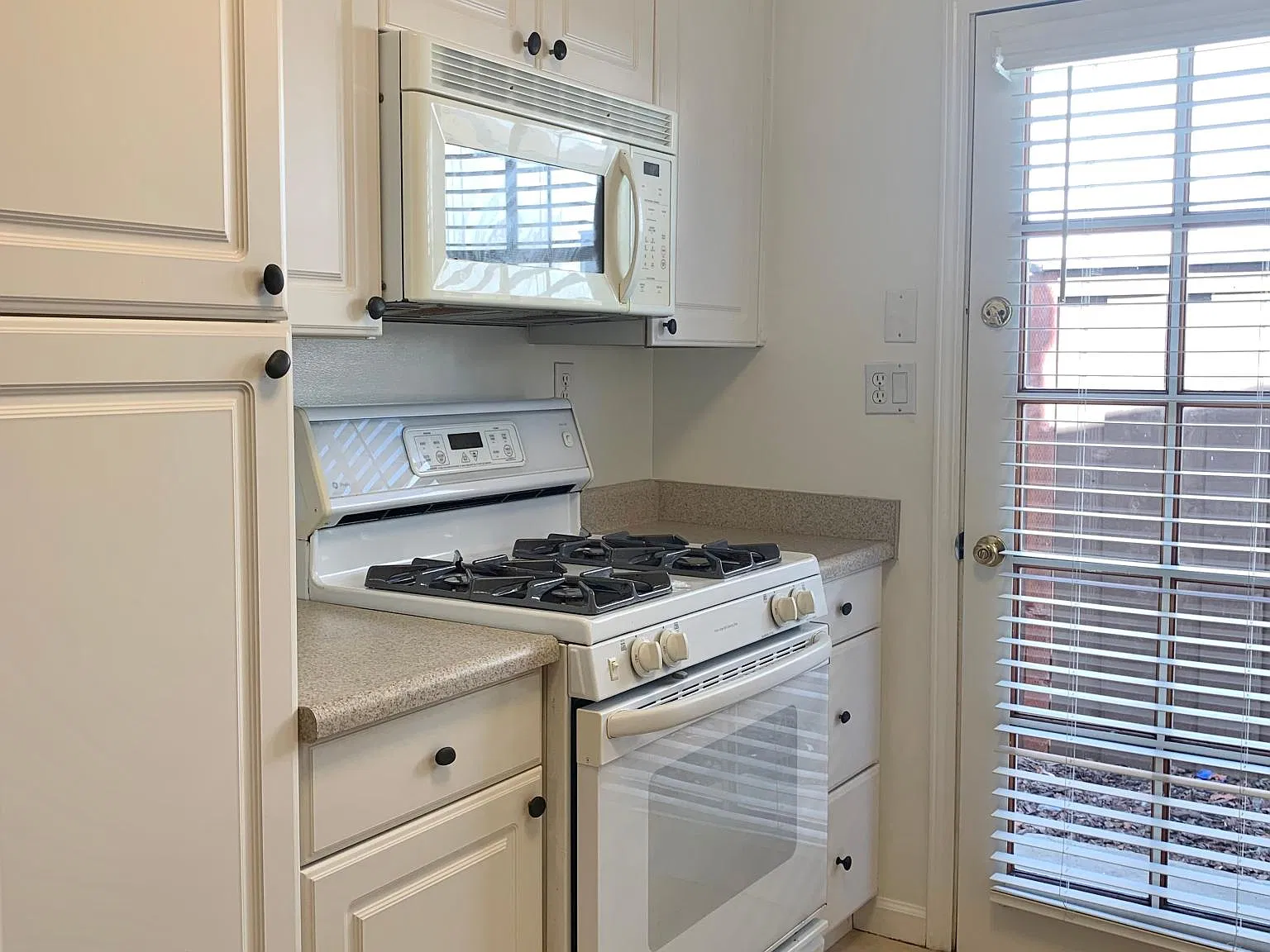 2 bed, 944 sqft, $3,150 — Photo 3