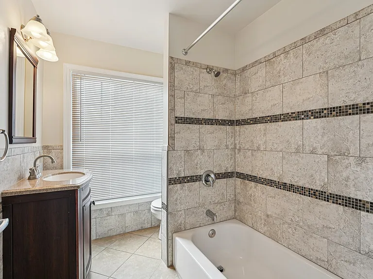 Colonial Court Apartments — Photo 11