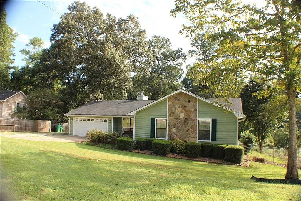 3 bed, 2.0 bath, 1426 sqft, $2,299 — Photo 1