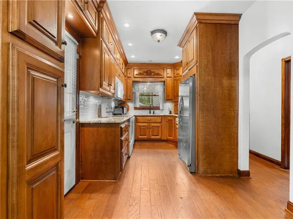 11219 Evans St, Sugar Creek, MO 64054