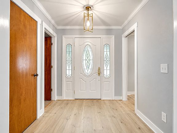 5th image of 213 Mistletoe Ln