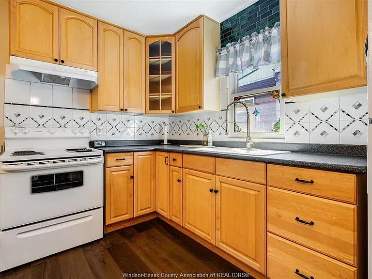 1062 Lena Ave — Photo 6
