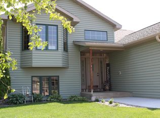 665 S Pointe Ct SW, Rochester, MN 55902