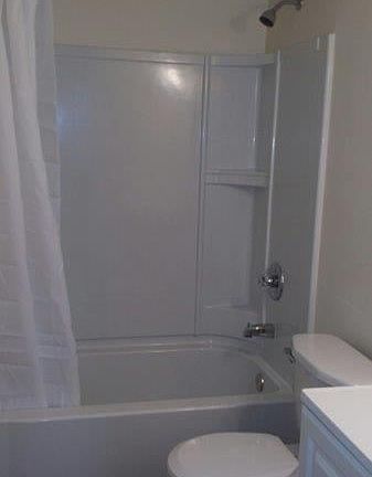 5. 4109 B Parkway Bathroom