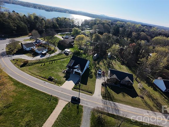 4th image of 526 Borders Rd