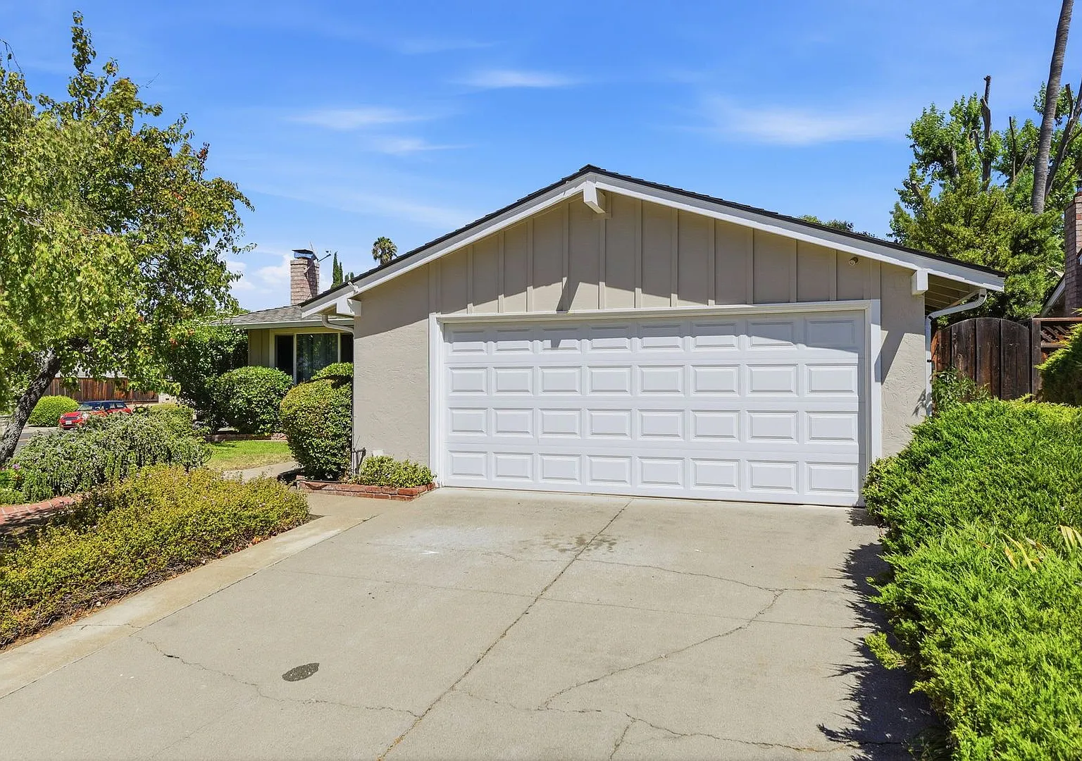 Wow! What a Great Home! Available Now! — Photo 3
