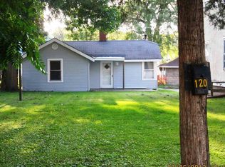 120 10th St, Silvis, IL 61282