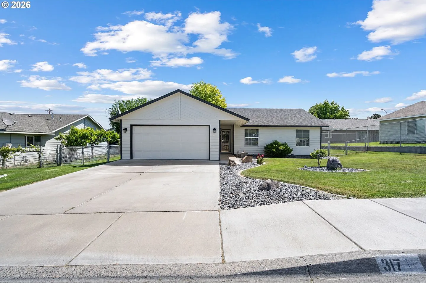 Charming Hermiston Home — Photo 2