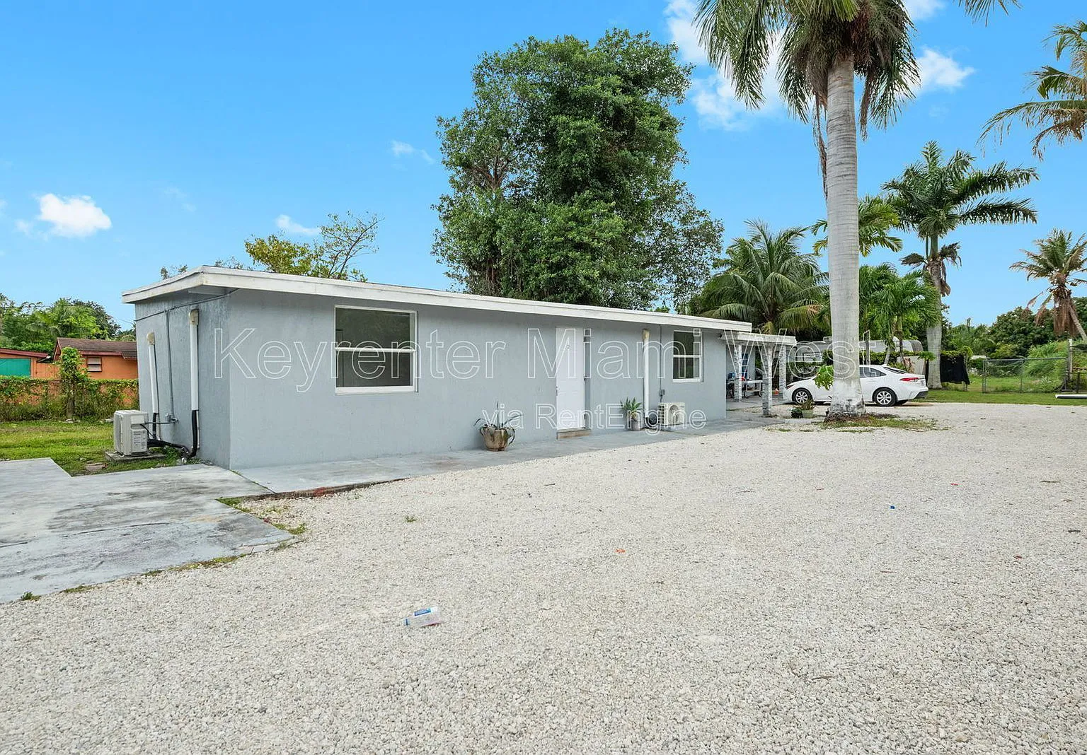 3 bed, 2.0 bath, 1374 sqft, $2,400 — Photo 2