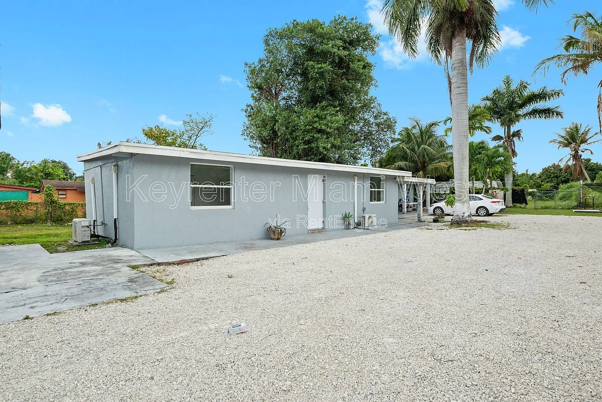 Building Photo - 10990 NW 18th Ave #2