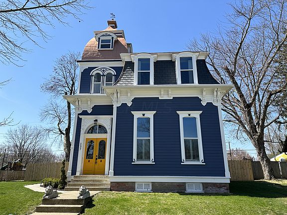 2nd image of 137 N Oak St