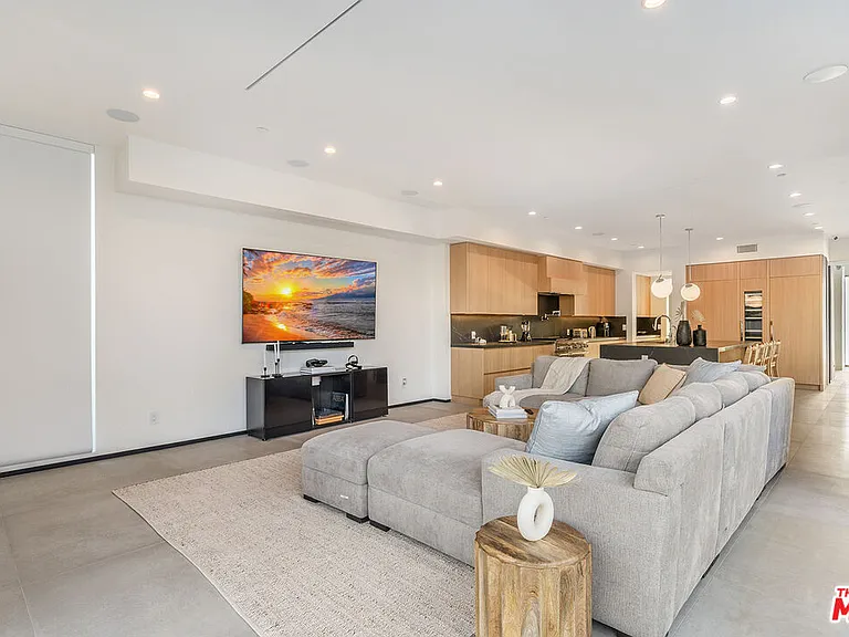 200 N Doheny Dr — Photo 46