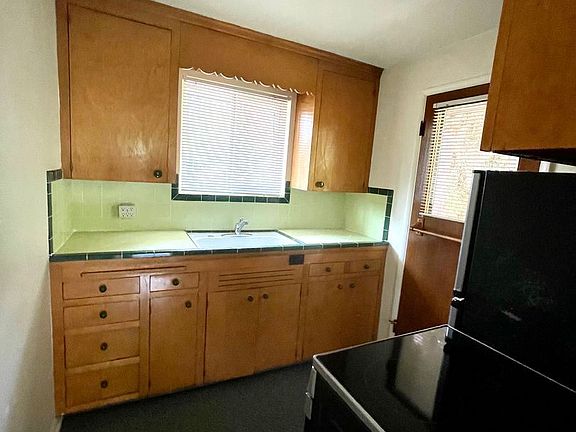 5th image of 946 10th Ave E APT 1