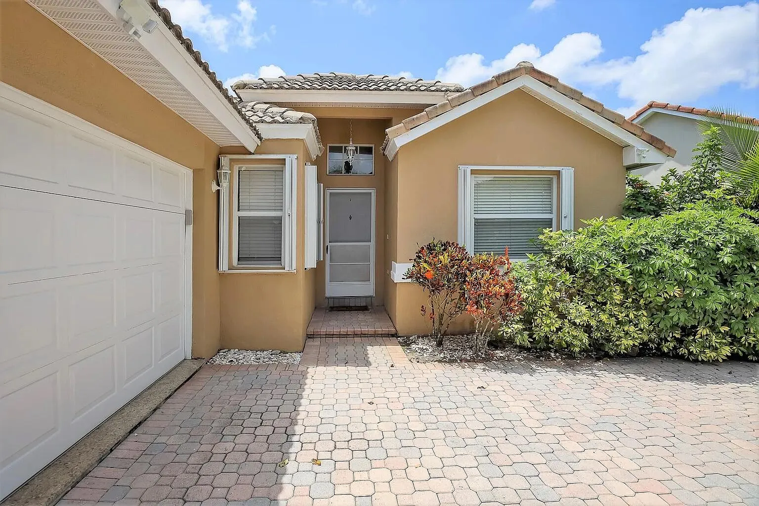 3 bed, 2.0 bath, 1384 sqft, $3,500 — Photo 2