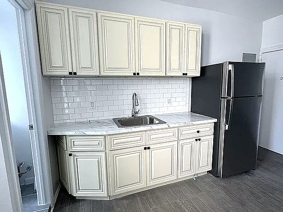 2nd image of 20-77 Steinway St #3R