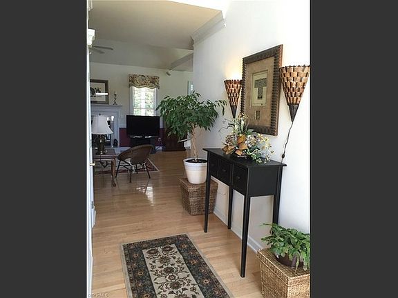 5th image of 304 Lucas Park Dr