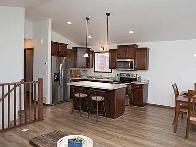 1099 Highland Ln W — Photo 2