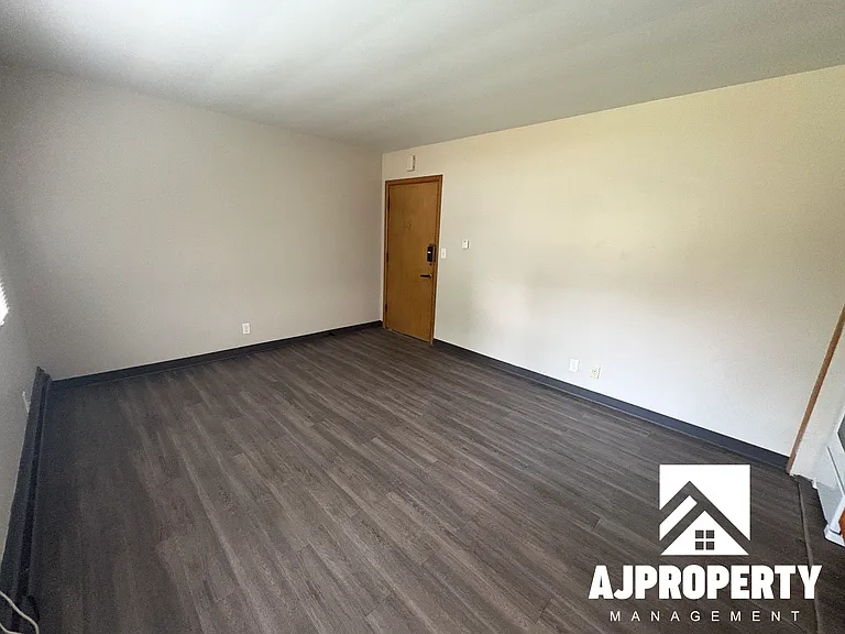 615 W 15th St #6 — Photo 2