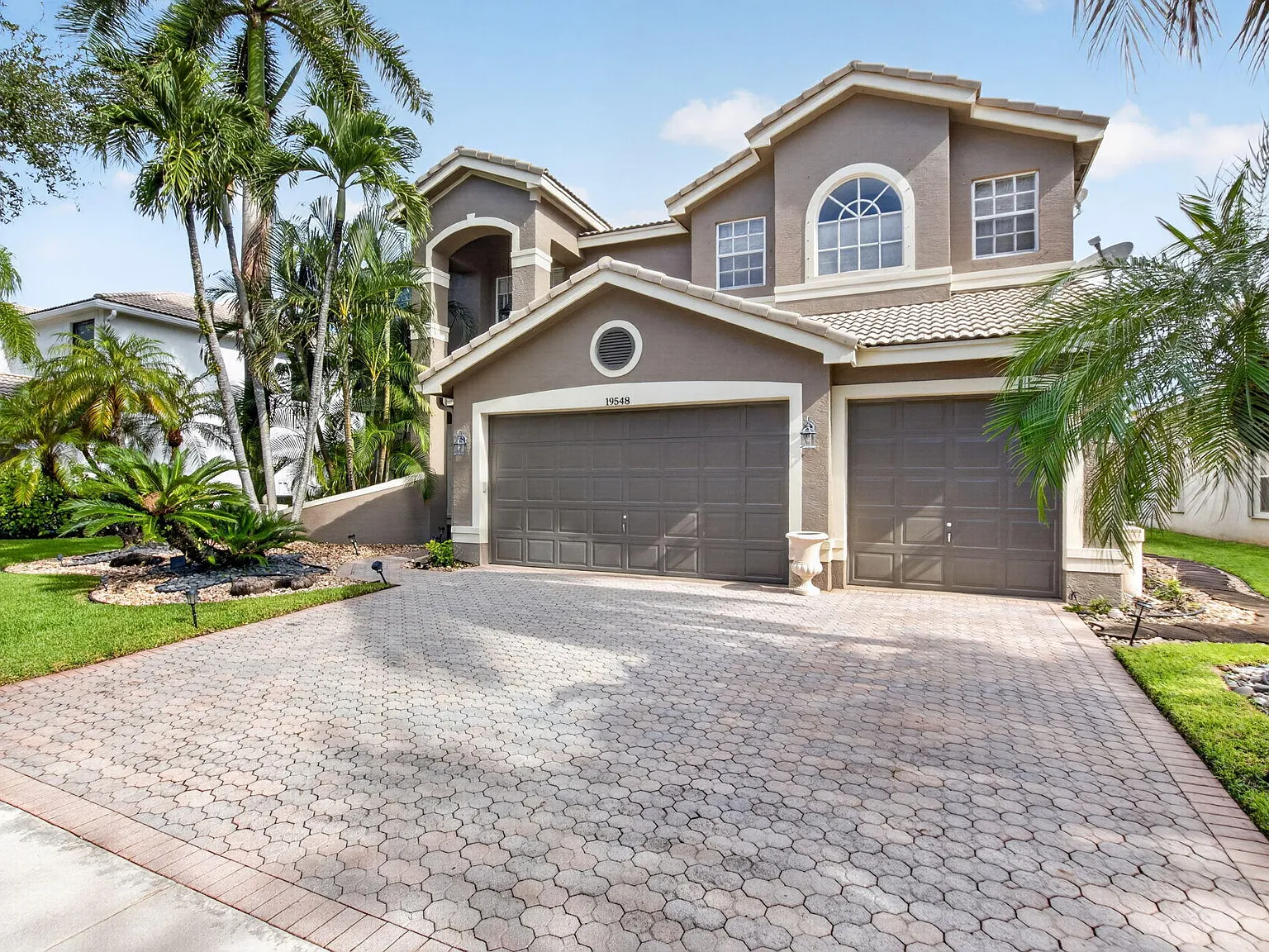 5 bed, 4.0 bath, 4156 sqft, $9,500 — Photo 2
